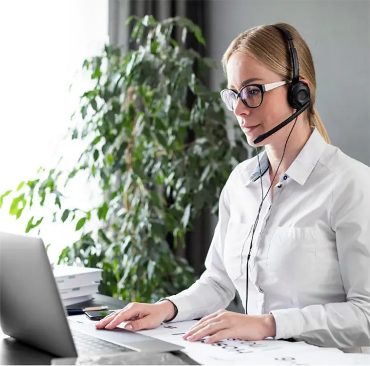 Operator suport clienți oferind asistență prin telefon și canale online